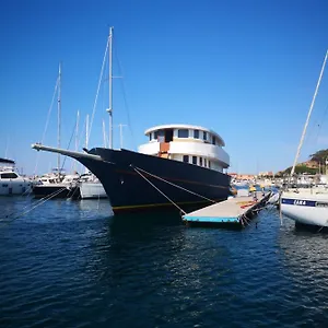 Classic Yacht Yanika Yachting Watersport Ets Bateau-hôtel Villaputzu